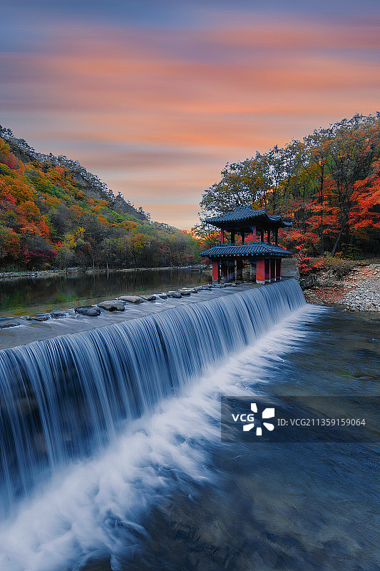 辽宁本溪秋色大石湖关门山老边沟枫叶红叶深秋蒲石河图片素材