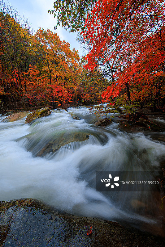 辽宁本溪秋色大石湖关门山老边沟枫叶红叶深秋蒲石河图片素材