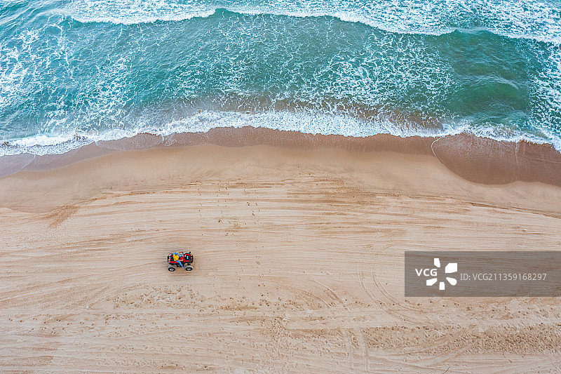 一辆沙滩摩托车行驶在沙滩上图片素材