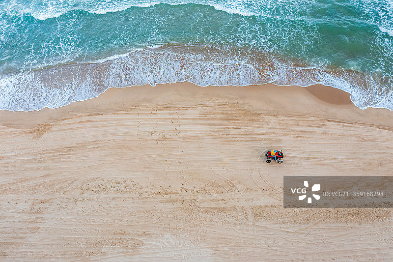 一辆沙滩摩托车行驶在沙滩上图片素材
