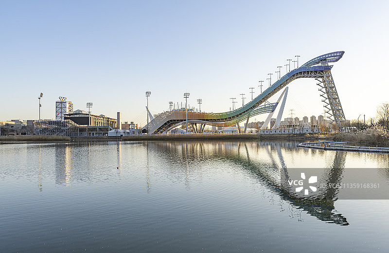 蓝天下北京首钢园滑雪跳台图片素材