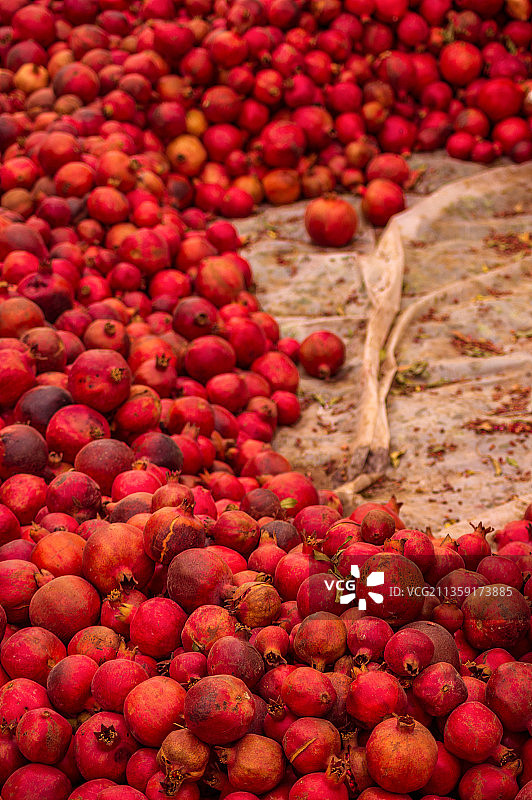 伊朗伊斯法罕省马丁阿巴德市场摊位上出售的水果高角度视图图片素材