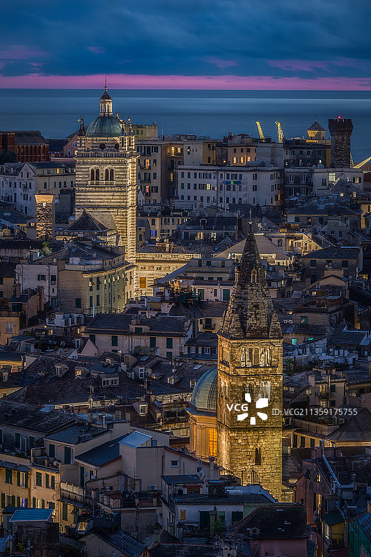 意大利热那亚夜间城市灯光建筑高角度景观图片素材