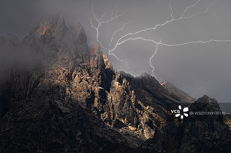 夜晚低角度拍摄的闪电，意大利库内奥省马尔莫拉图片素材