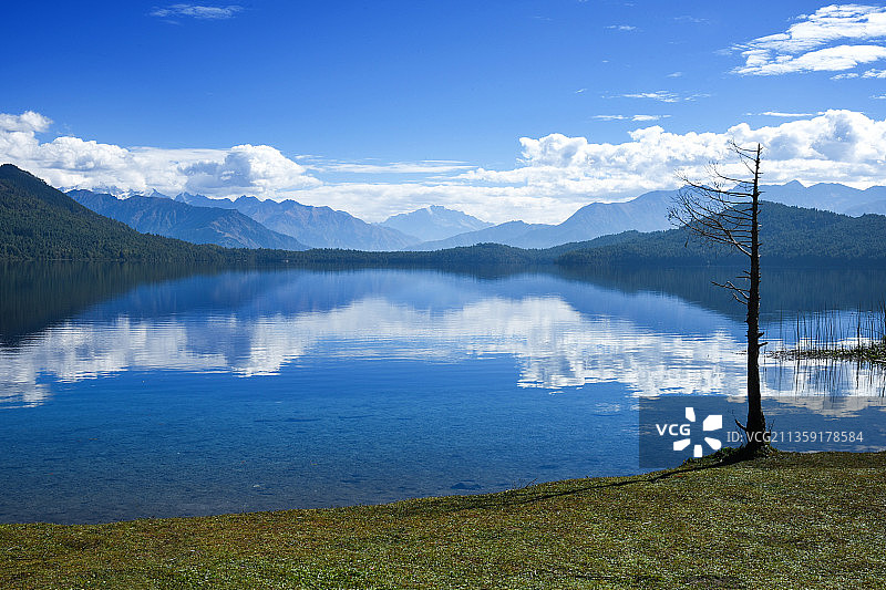 尼泊尔穆古的湖泊和山脉的风景，蓝天为背景图片素材