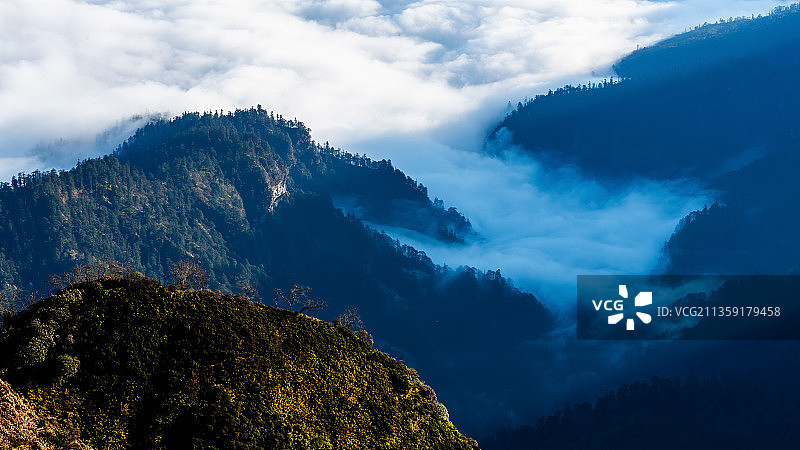 云雾绕山岗图片素材