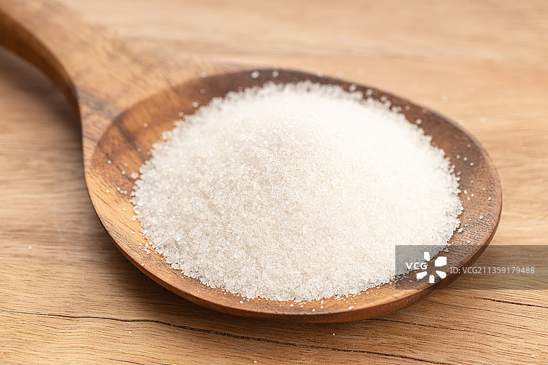 勺子里的糖粉在桌上的特写图片素材