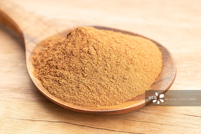 勺子里的姜黄特写图片素材