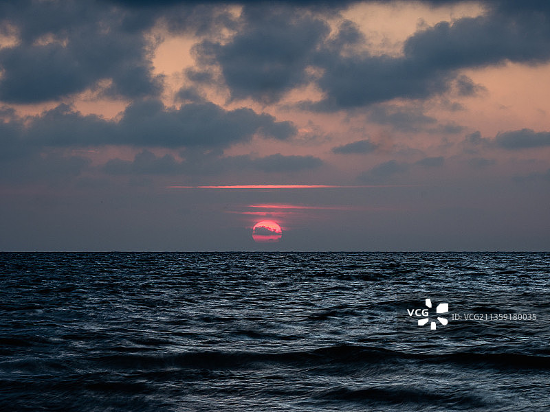 日落时海天映衬的风景图片素材