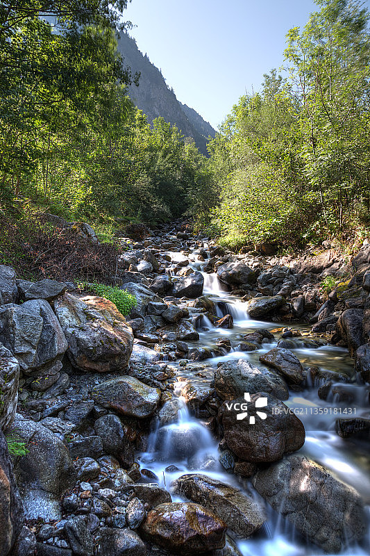 法国Les Deux Alpes的森林瀑布的壮丽景色图片素材