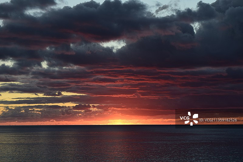 日落时分壮丽的天空下的海景，百慕大图片素材