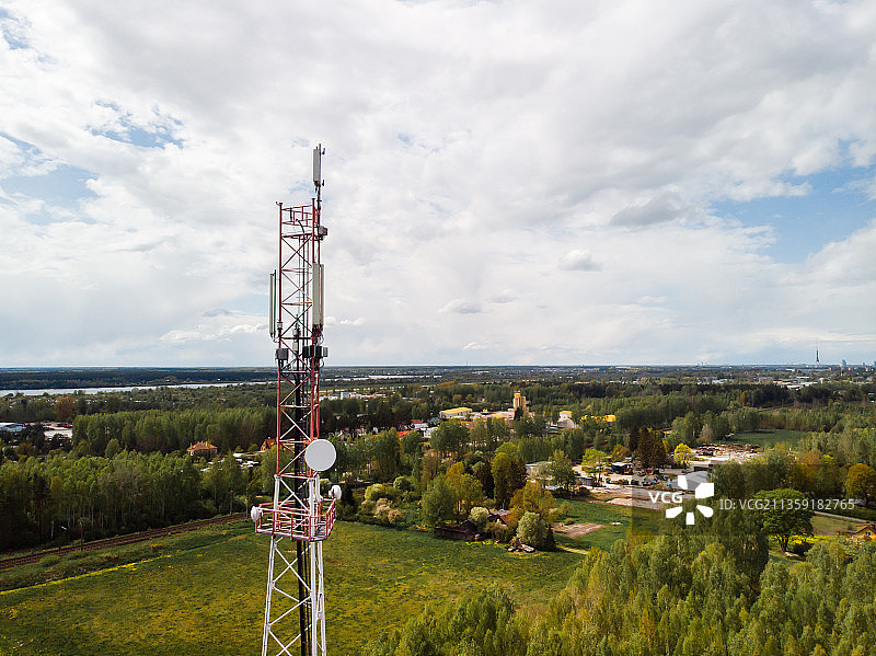 天空下的通信塔图片素材