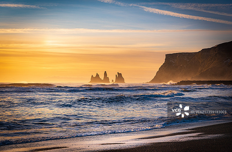 冰岛维克日落时分的海景图片素材