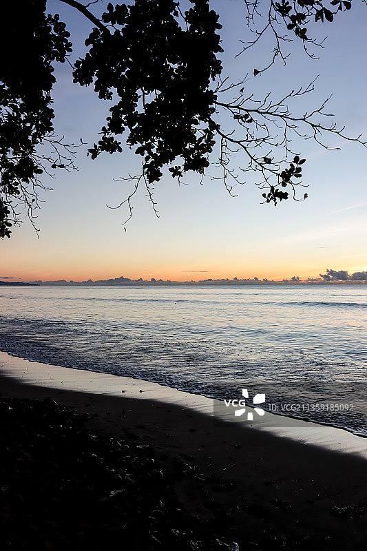 印度尼西亚北苏拉威西日落时分的海景图片素材