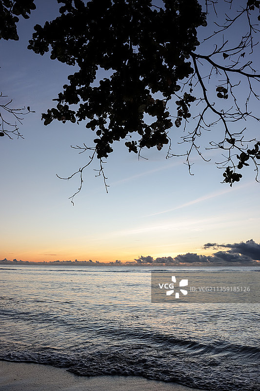 印度尼西亚北苏拉威西日落时分的海景图片素材