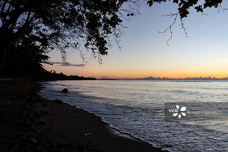 印度尼西亚北苏拉威西日落时分的海景图片素材