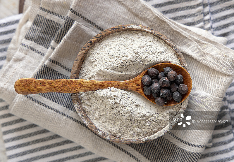 俯视木勺中的黑胡椒图片素材