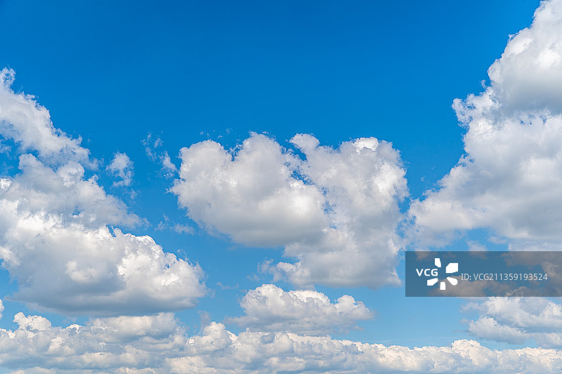 天空中云的低角度视图图片素材