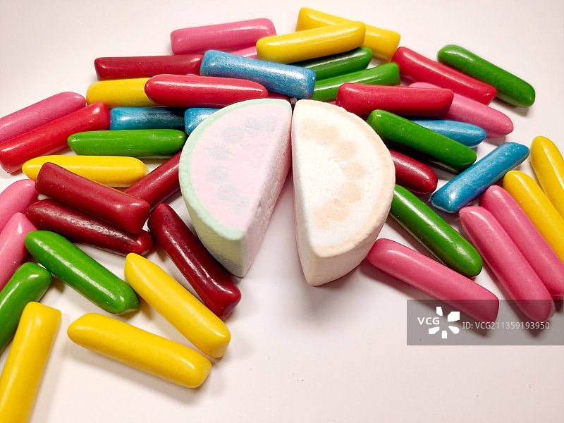 白色背景上彩色糖果的特写图片素材