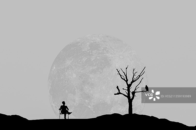 站在晴朗天空下的田野上的男人轮廓图片素材