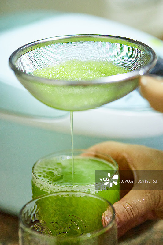 过滤有机健康的蔬菜水果汁芹菜汁图片素材