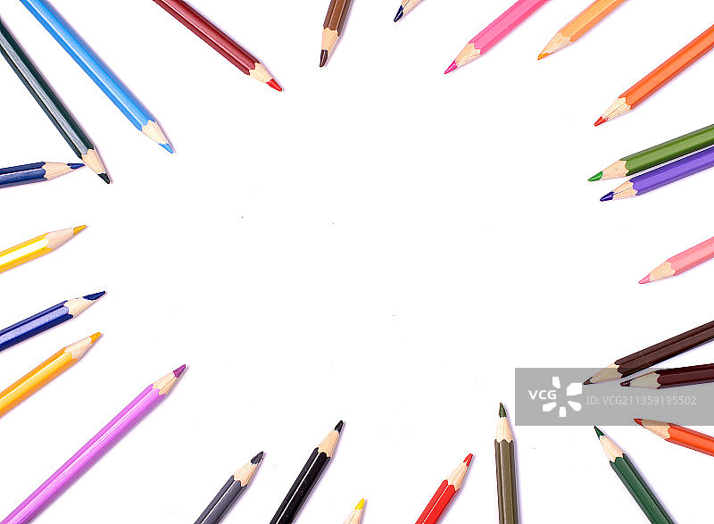 白色背景上的彩色铅笔俯视图图片素材