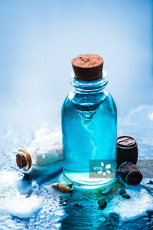 桌子上的瓶子特写图片素材