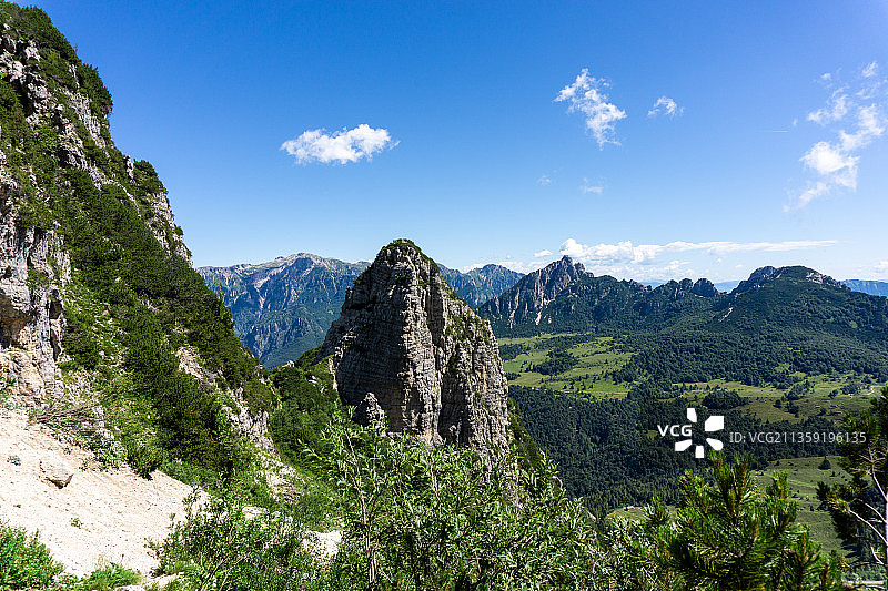 山峦映衬天空的风景图片素材