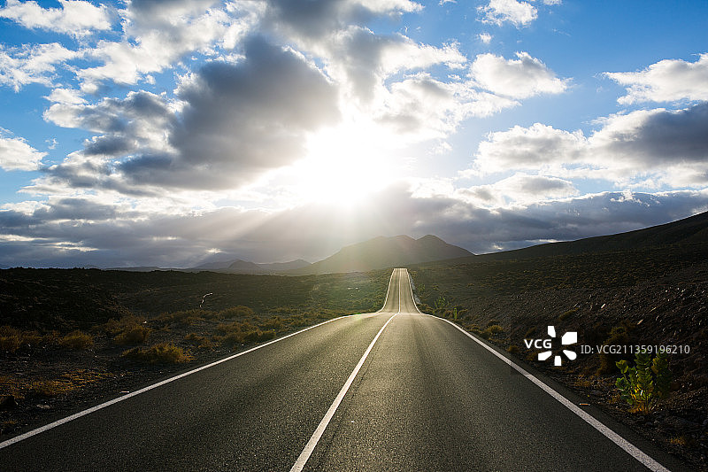 空旷的道路在天空中通向群山图片素材