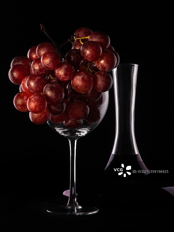 黑色背景下的红色葡萄特写，西班牙赫罗纳图片素材