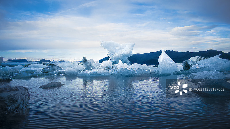 冰岛冰冻湖面风光图片素材