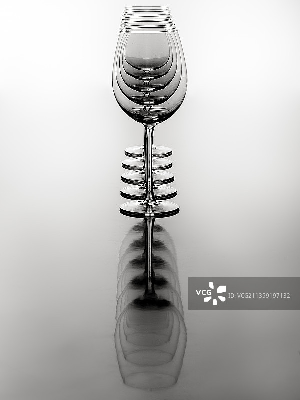 赫罗纳，西班牙：白色背景下的电灯特写图片素材