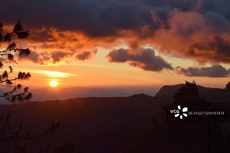 日落时分康提山脉的剪影，斯里兰卡图片素材