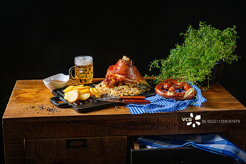 黑色背景下餐桌上的食物特写图片素材