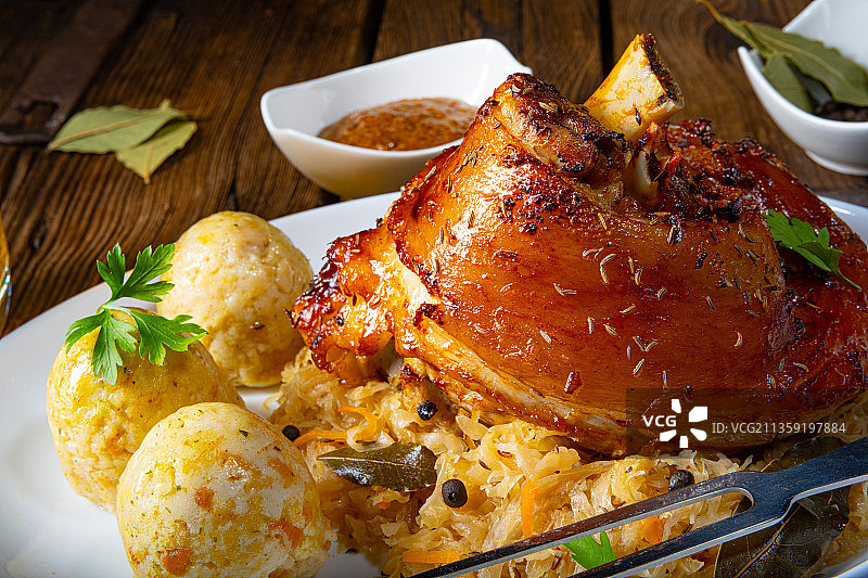 盘中烤鸡肉的特写图片素材