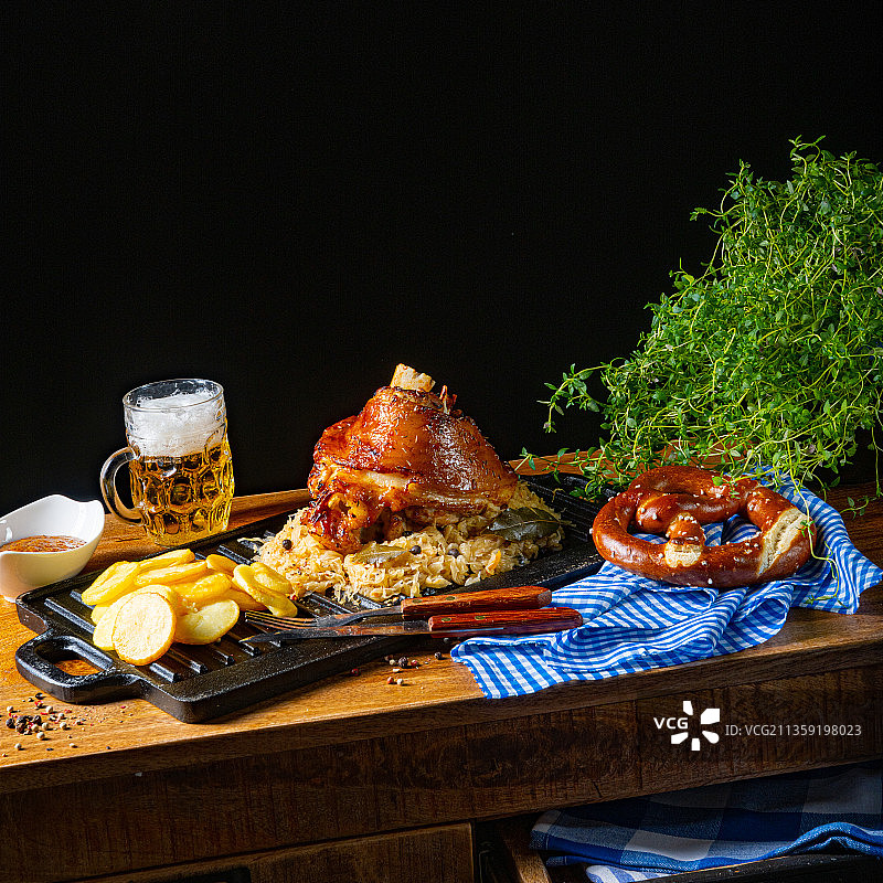 黑色背景下的砧板美食特写图片素材
