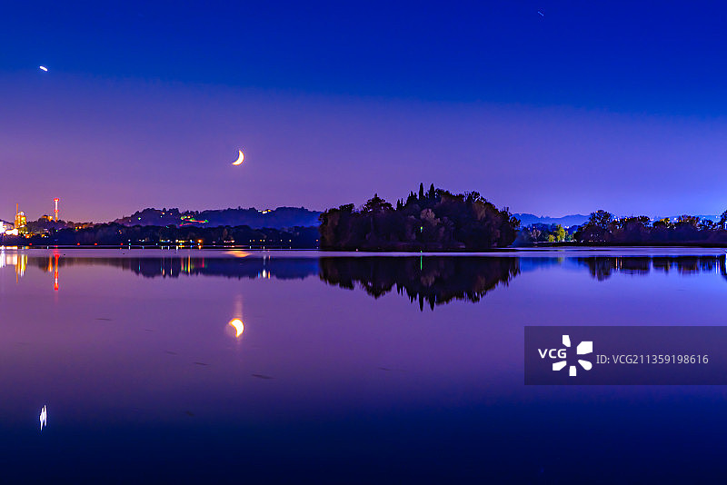 夜间普西亚诺科莫湖的湖光山色图片素材