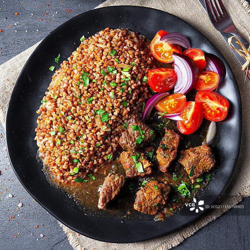 桌子上盘子里的食物正上方图片素材