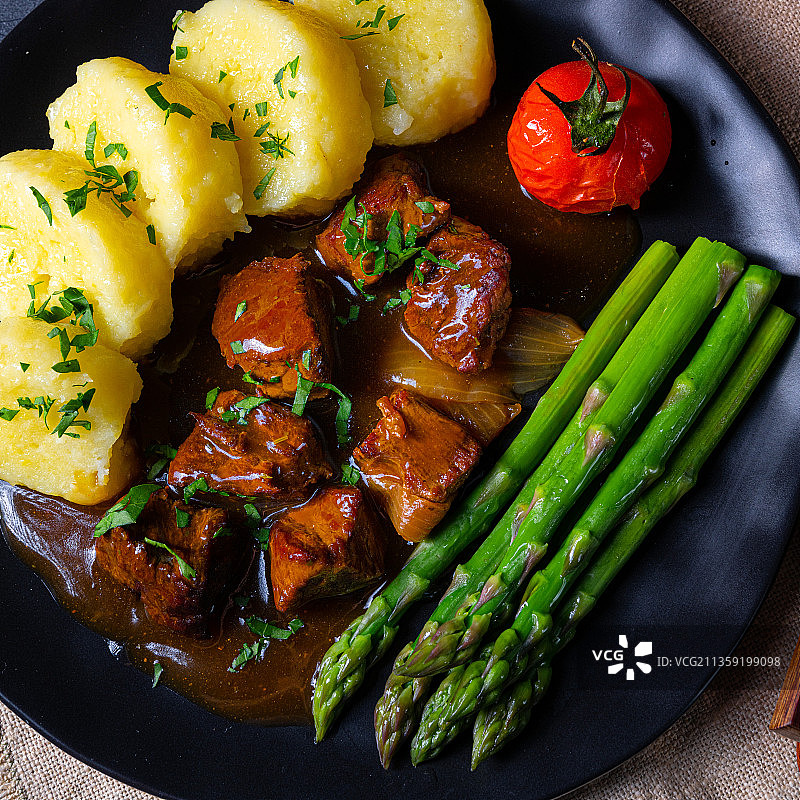 餐桌上盘子里的食物的高角度视图图片素材