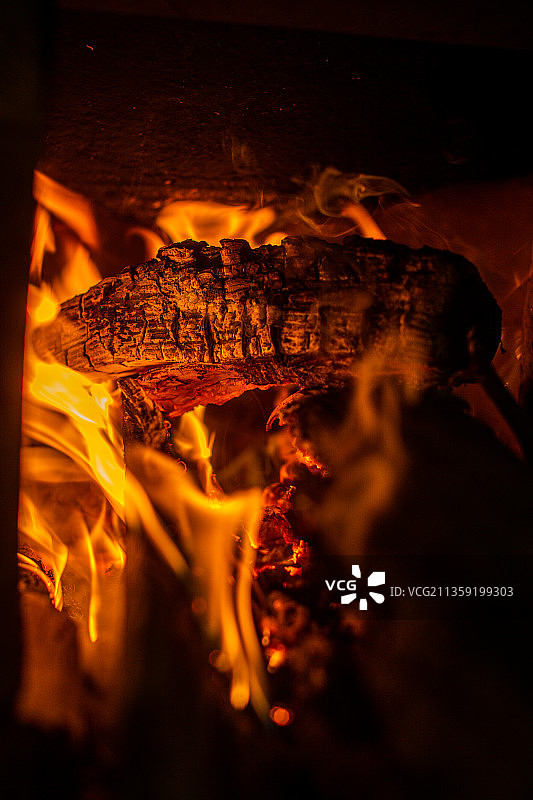 柴灶里燃烧的木柴图片素材