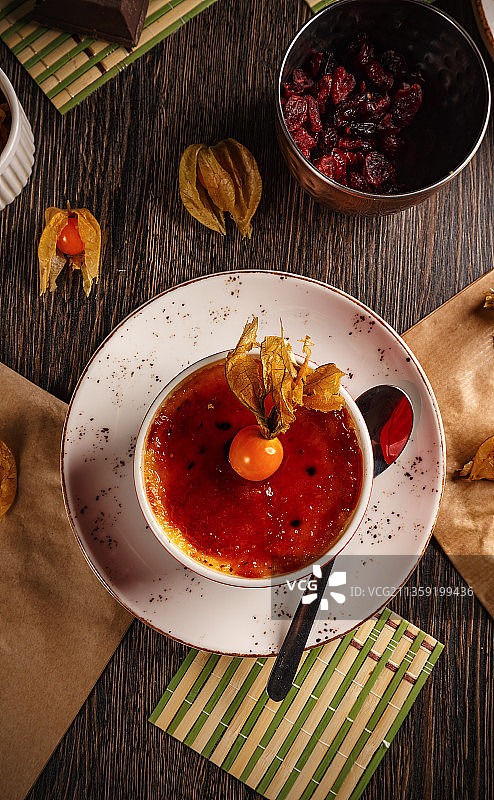 餐桌上盘子里的食物的高角度视图图片素材