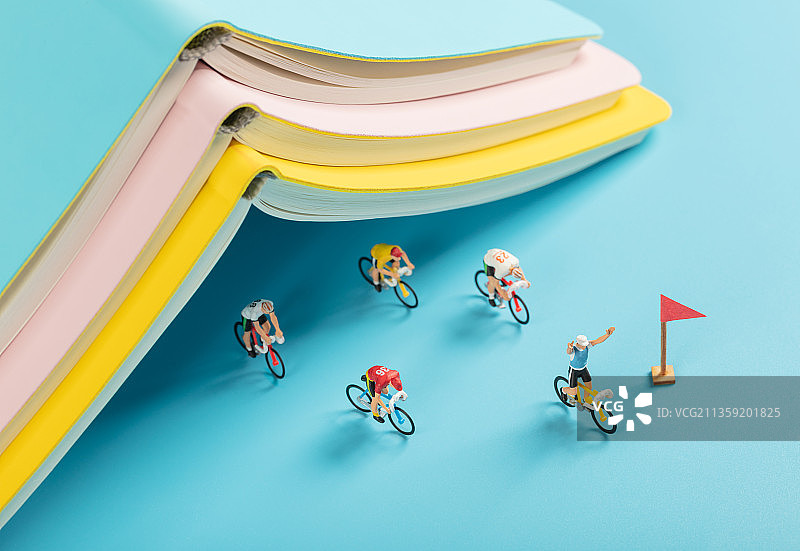 微缩创意堆叠书本笔记本冲刺终点图片素材