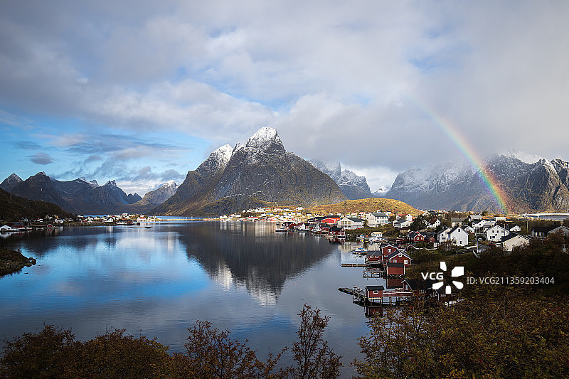 挪威诺德兰郡雷讷湖雪山风光图片素材