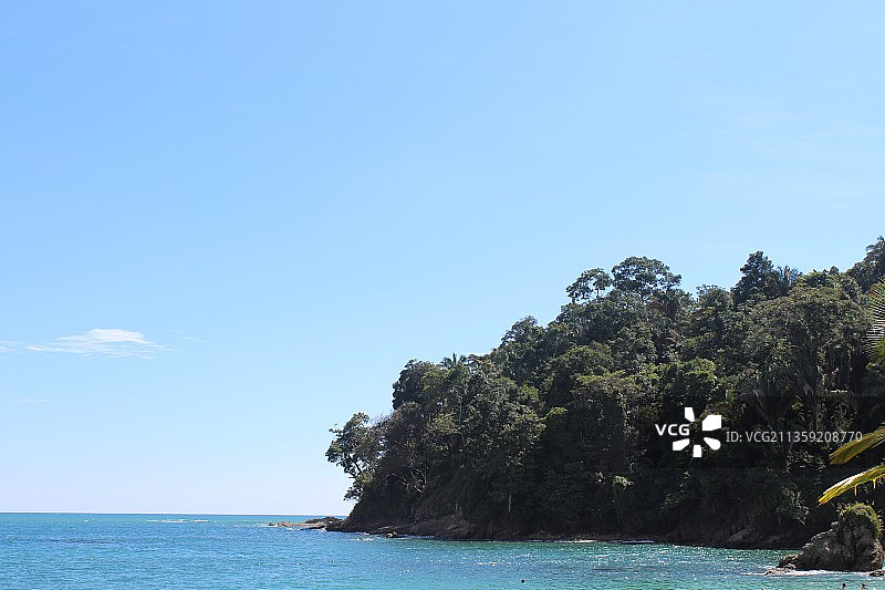 湛蓝的天空衬托着大海的风景图片素材