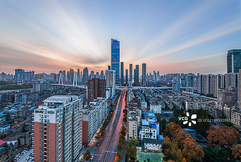 武汉市硚口区月湖桥越秀金融中心大厦晚霞日落图片素材