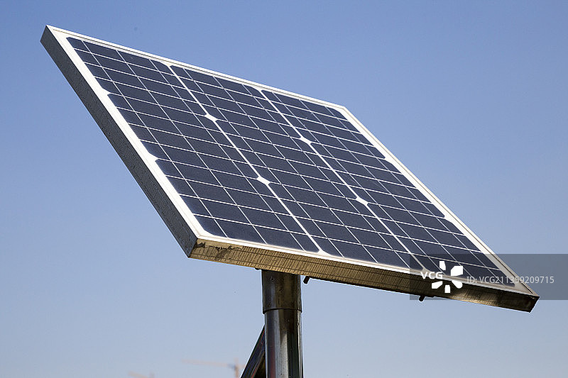 蓝天下的太阳能发电板图片素材