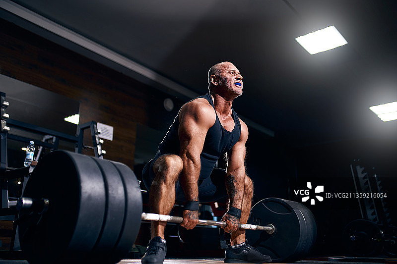 男人在健身房举杠铃图片素材