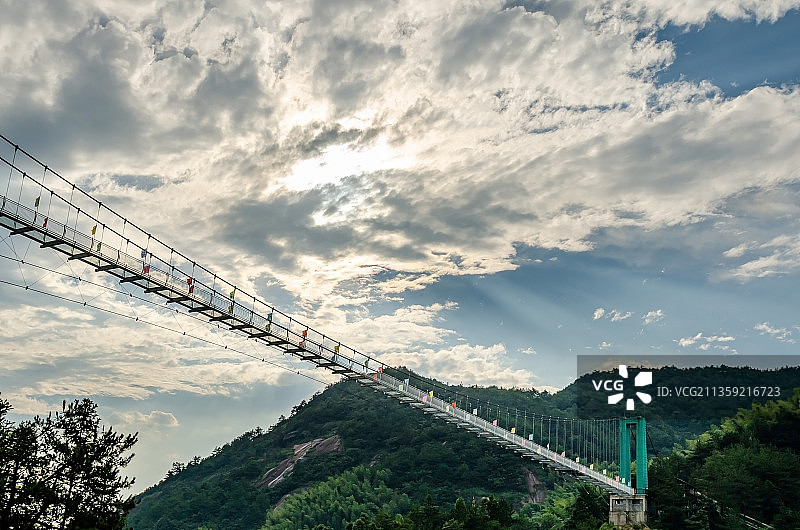 蓝天白云耶稣光下的玻璃桥图片素材