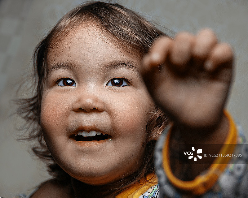 可爱的女孩看向远方特写图片素材