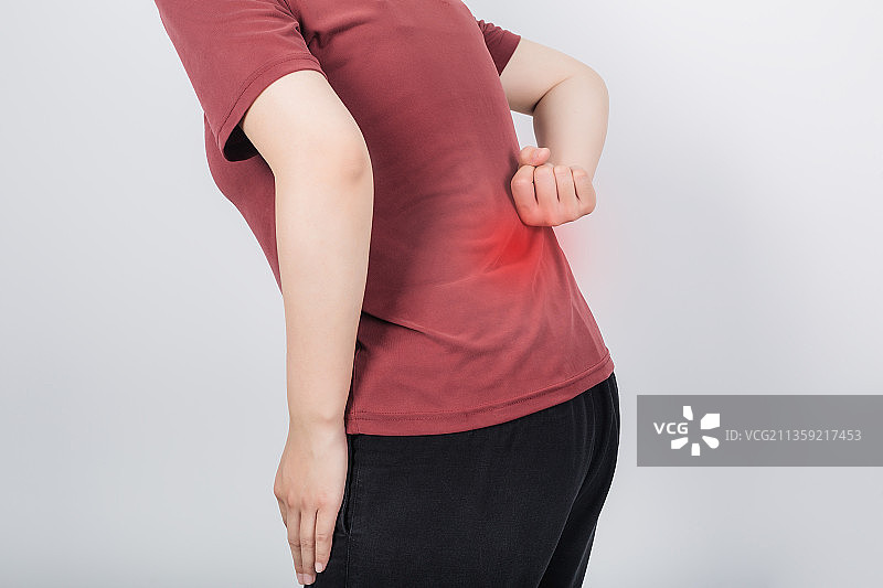 把手放在腰部的亚洲女性图片素材